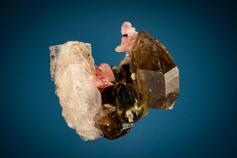 BERTRANDITE with RHODOCHROSITE on QUARTZ